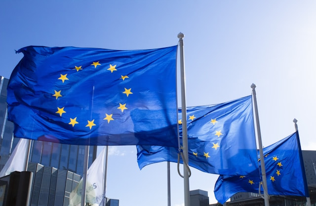 Tres banderas de la Unión Europea ondeando.