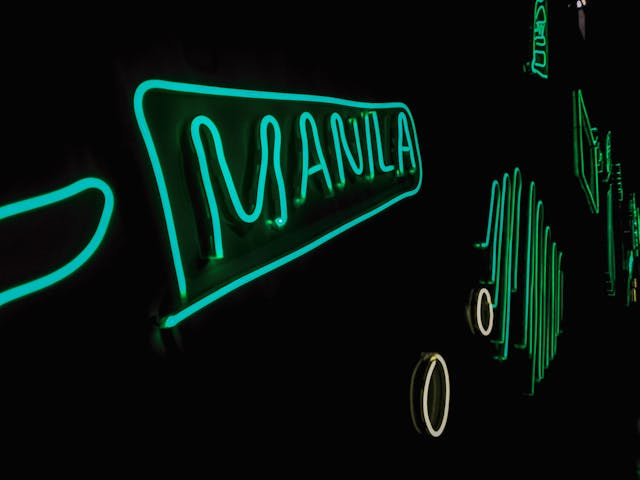 Letrero luminoso con el nombre de Manila.