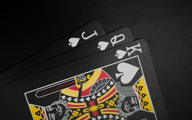 Tres cartas de póquer colocadas una sobre la otra.