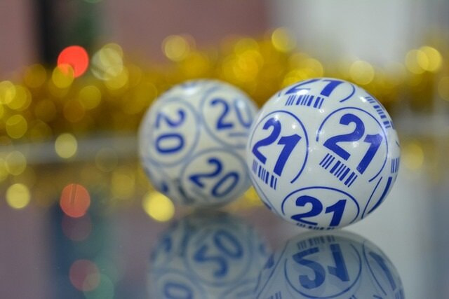 Dos bolas de lotería con los números 20 y 21.