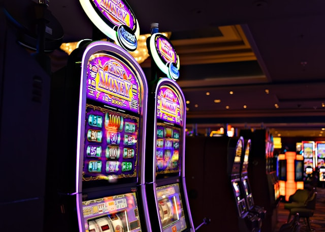 Máquinas recreativas en la sala de un casino.