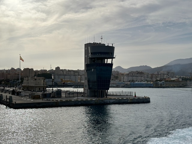 Torre del puerto de Ceuta junto al mar.