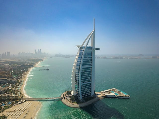 Hotel de lujo situado en el mar en Dubái (Emiratos Árabes Unidos).
