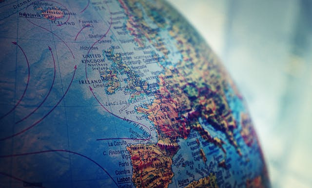 Porción de un globo terráqueo donde se muestra Europa.