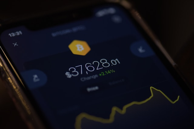 Pantalla de móvil mostrando una cantidad en dólares en una aplicación de criptomonedas.