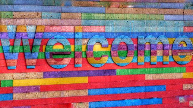 Mural de madera con la palabra welcome (bienvenido).