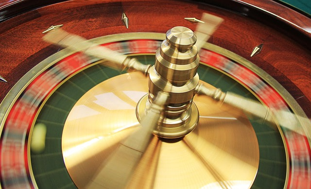 Ruleta de casino girando.