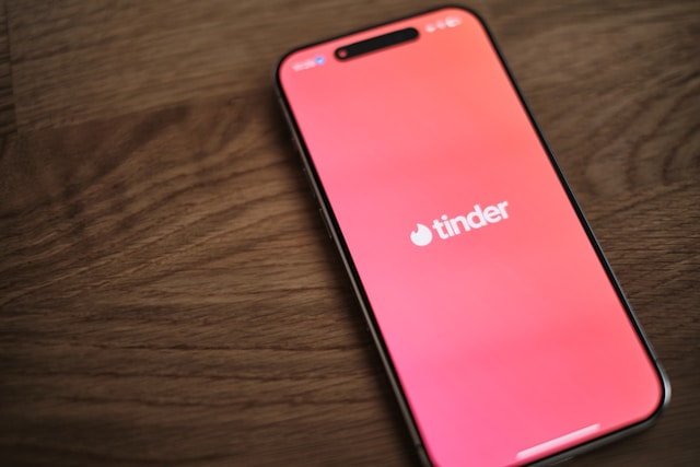 Aplicación de citas Tinder abierta en un teléfono móvil.