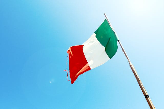 Bandera de Italia ondenando.