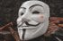 Máscara de Guy Fawkes sobre unos trozos de madera.