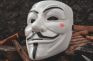 Máscara de Guy Fawkes sobre unos trozos de madera.