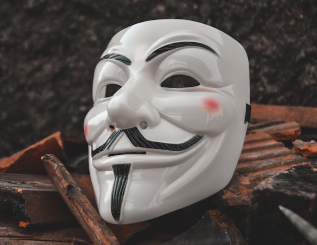 Máscara de Guy Fawkes sobre unos trozos de madera.