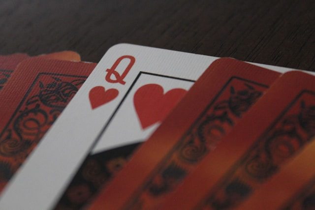 Carta de la Reina de corazones entre varias cartas colocadas hacia abajo.