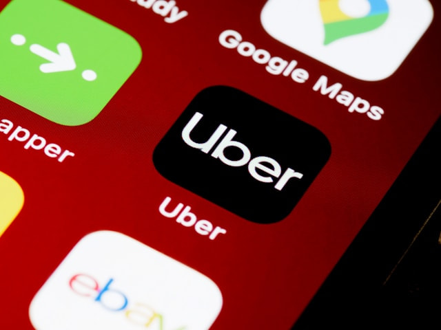 Icono de la aplicación de Uber en la pantalla de un smartphone.