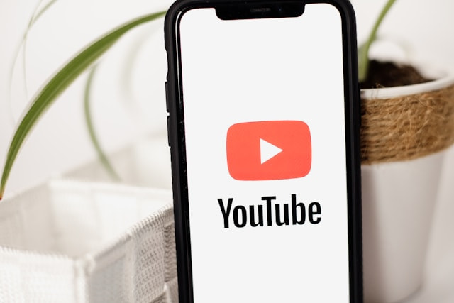 Logotipo de Youtube en la pantalla de un smartphone.