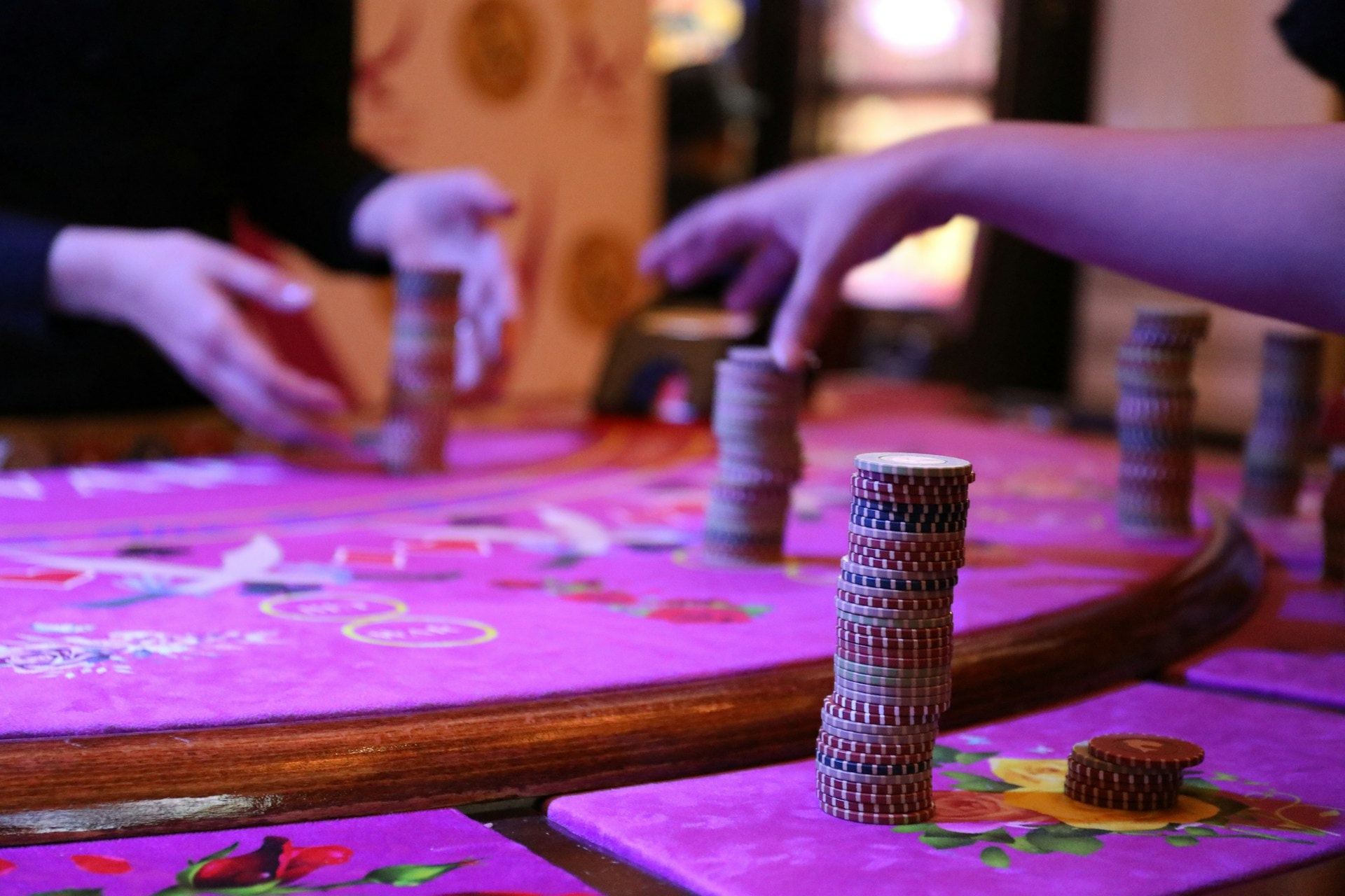 Recogiendo fichas de un tapete de juego para recuperar dinero perdido en el casino.
