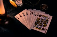 Letrero luminoso de bombillas con la palabra casino sobre la fachada de un casino sin licencia.