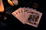 Letrero luminoso de bombillas con la palabra casino sobre la fachada de un casino sin licencia.