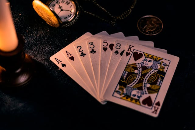Letrero luminoso de bombillas con la palabra casino sobre la fachada de un casino sin licencia.