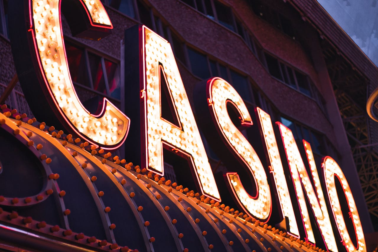 Letrero luminoso de bombillas con la palabra casino sobre la fachada de un casino sin licencia.