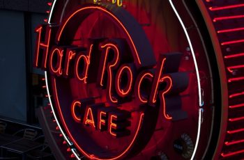 Letrero corpóreo luminoso con el logotipo de Hard Rock Tarragona.