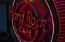Letrero corpóreo luminoso con el logotipo de Hard Rock Tarragona.