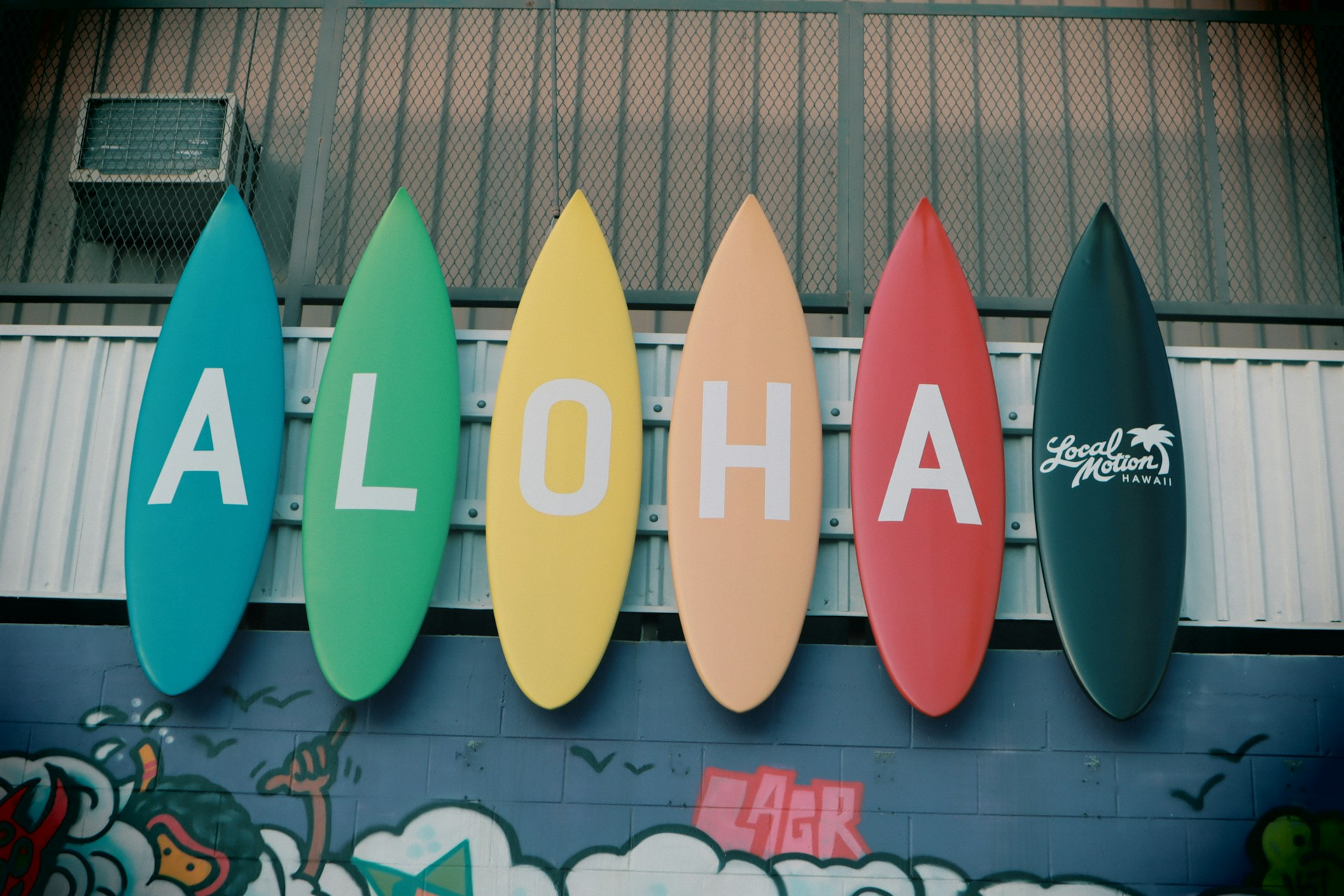 Tablas de surf colgadas en la chapa de la pared de un edificio.