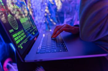 Estafa digital de falsificación de identidad.