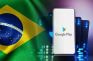 Móvil con el logo de Google Play junto a unas cartas de póker y la bandera de Brasil.