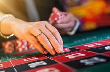 Mujer jugando a la ruleta.