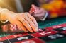 Mujer jugando a la ruleta.