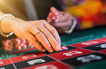 Mujer jugando a la ruleta.