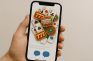 Pantalla de móvil con íconos de casino como cartas, ruleta y tragamonedas.