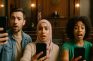 Tres influencers grabando en una sala de juicio mientras muestran sorpresa o preocupación.