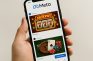 Teléfono móvil con anuncios de casino en la app de Meta.