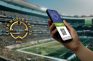 Estadio de fútbol y un móvil con un código QR y el logo del Mundial de Clubes.