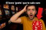 Un hombre que ha usado un bono gratis de casino preocupado ante unas slots.