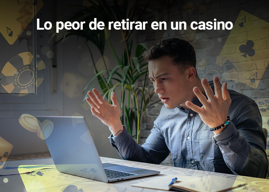 Persona frustrada ante el ordenador intentando retirar dinero de un casino.
