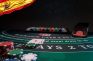Mesa de blackjack en España con bandera nacional y fichas de casino.