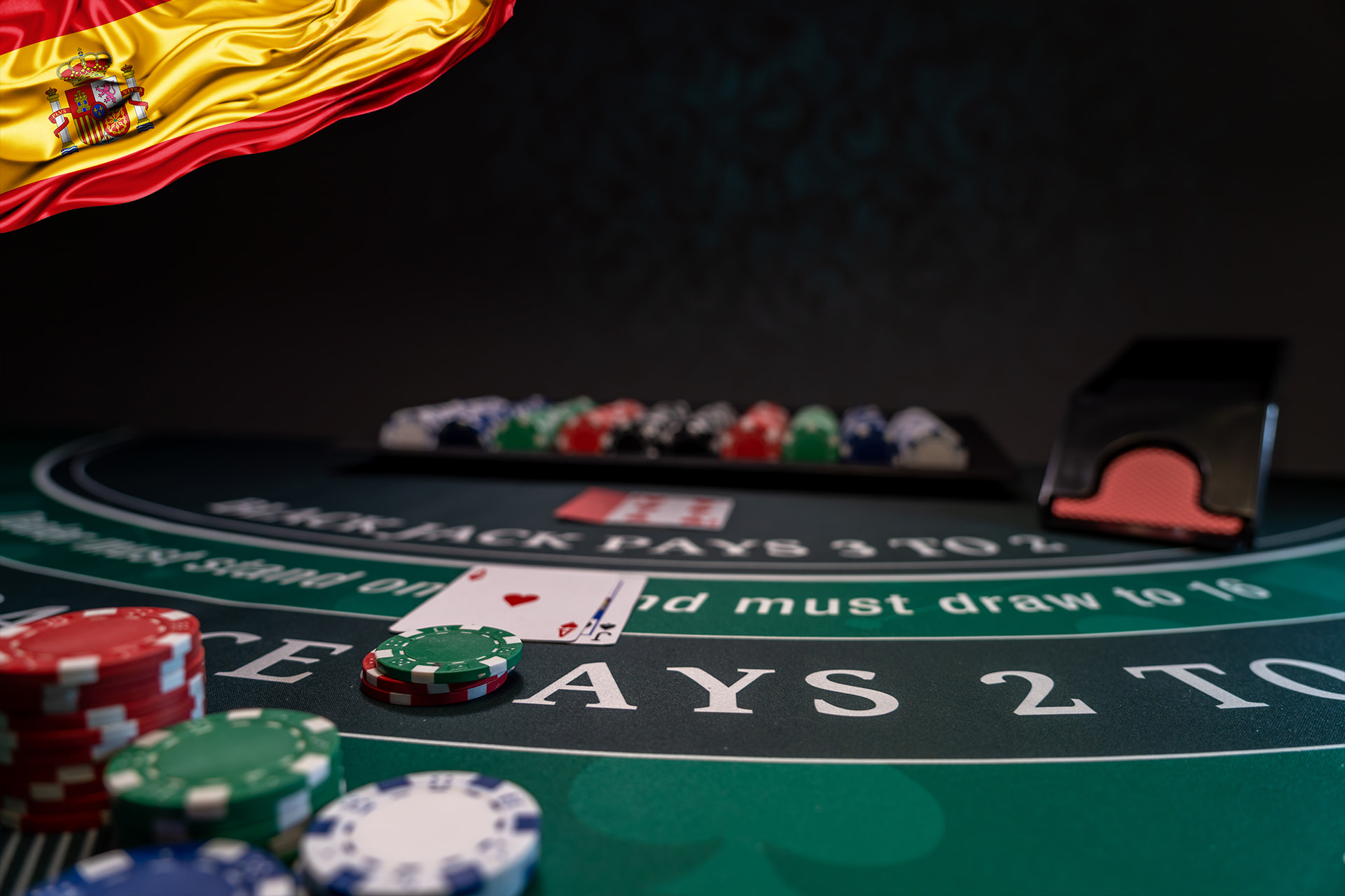 Mesa de blackjack en España con bandera nacional y fichas de casino.