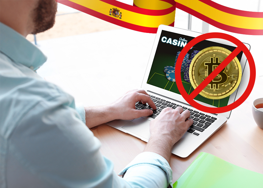 Persona jugando en un casino online y un símbolo de Bitcoin prohibido.