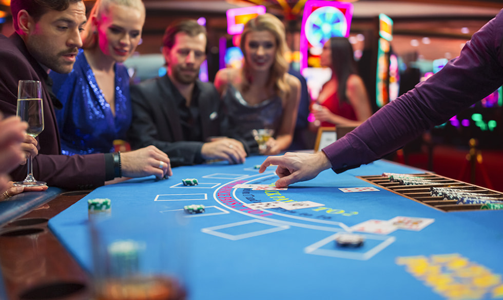 Jugadores alrededor de una mesa de blackjack