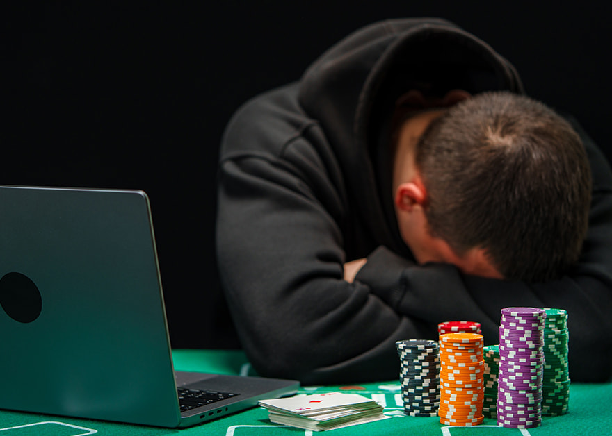 Jugador preocupado mostrando señales de juego problemático.