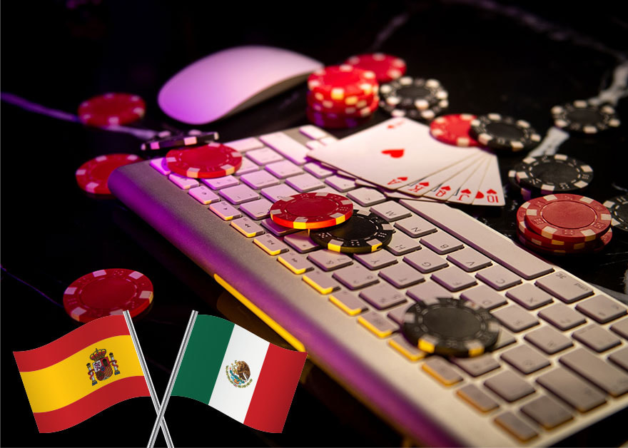 Banderas de España y México junto a un teclado de ordenador y cartas y fichas de póker.