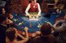 Jugadores participando en una partida de póker Texas Hold’em.