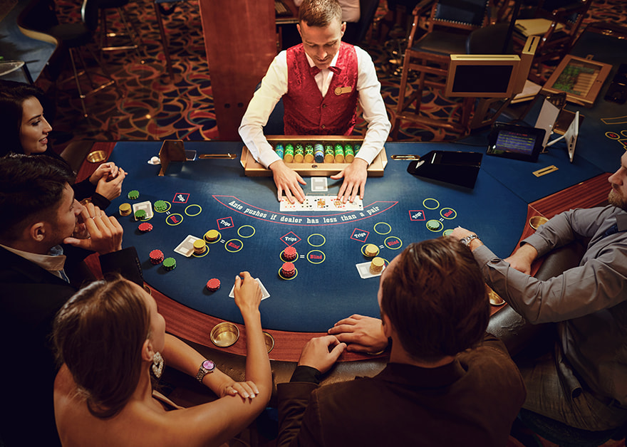 Jugadores participando en una partida de póker Texas Hold’em.