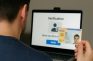 Usuario mostrando DNI español para verificación de identidad en un casino online.