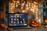 Una máquina tragaperras de Halloween con símbolos de calabazas en una pantalla de ordenador..