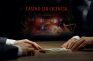 Dos personas intercambiando dinero en una mesa con un casino online de fondo.