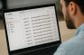 Hombre revisando en su correo electrónico múltiples promociones de casinos online.